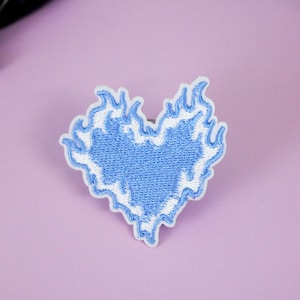 燃えるような青いハートのパッチ、アイロンパッチ、刺繍パッチ、アップリケ、ジャケット用パッチ、バックパック用パッチ