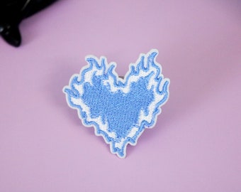 燃えるような青いハートのパッチ、アイロンパッチ、刺繍パッチ、アップリケ、ジャケット用パッチ、バックパック用パッチ