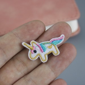 小さなユニコーンのパッチ、かわいい、アイロン接着パッチ、刺繍パッチ、アップリケ、ジャケット用パッチ、バックパック用パッチ