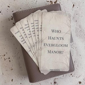 Quem Assombra a Mansão Evergloom | Desafio do Mistério de Assassinato | 6 Seções, 1 Tabuleiro de Mistério, 13 Cartas, 1 Revelação Final | Estética Suave