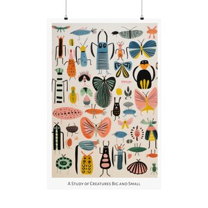 Op de afbeelding: Een kleurrijke illustratie van verschillende wezens, groot en klein, in een grillige en speelse stijl. De wezens zijn afgebeeld in verschillende kleuren, waaronder roze, blauw, groen, geel en oranje. De illustratie is geplaatst tegen een lichtbeige achtergrond.