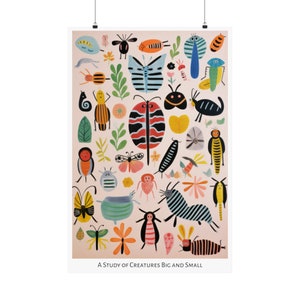 Op de afbeelding: Een kleurrijke illustratie van verschillende insecten en wezens, waaronder vlinders, kevers en rupsen. De illustratie is op een lichtroze achtergrond en bevat een verscheidenheid aan kleuren, waaronder rood, blauw, groen, geel en zwart. De tekst "A Study of Creatures Big and Small" staat onderaan de illustratie.
