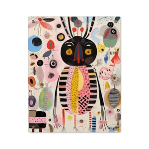 Op de afbeelding: Een kleurrijk abstract schilderij met een groot, zwart gestreept wezen met gele ogen en rode accenten. Het wezen wordt omringd door kleinere, kleurrijke vormen en figuren, waaronder cirkels, stippen en insecten.