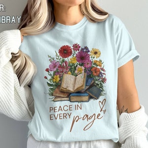 Koszulka Peace In Every Page, Literacki T-shirt z grafiką kwiatową, Prezent dla miłośnika książek, Inspirująca koszulka do czytania, Projekt stosu książek z kwiatami