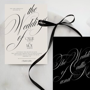 K&ouml;nnte beinhalten: Eine cremefarbene Hochzeitseinladungskarte mit schwarzem Text und eine passende schwarze Karte mit wei&szlig;er Kalligrafie, beide mit einem d&uuml;nnen schwarzen Band zusammengebunden. Die Einladung nennt die Hochzeit von Callie Jackson und Moe Alakely.