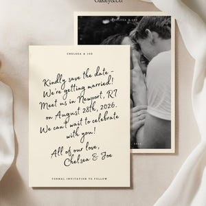 Peut inclure: Une carte save the date couleur crème avec un texte noir en cursive qui indique : Kindly save the date - We're getting married! Meet us in Newport, RI on August 28th, 2026. We can't wait to celebrate with you! All of our love, Chelsea & Joe.