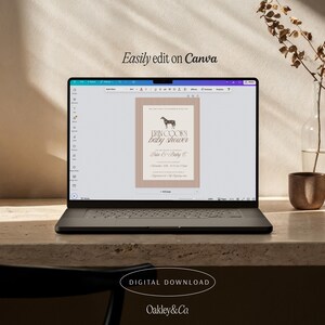 Puede incluir: Una computadora port&aacute;til muestra una invitaci&oacute;n a un baby shower con una ilustraci&oacute;n de un caballo. La invitaci&oacute;n tiene un fondo crema con rayas verticales rojas y el texto "ERIN COOKS baby shower". Las palabras "Easily edit on Canva" est&aacute;n en la parte superior.