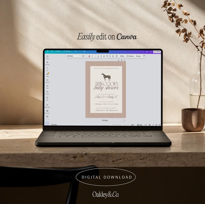 Puede incluir: Una computadora port&aacute;til muestra una invitaci&oacute;n a un baby shower con una ilustraci&oacute;n de un caballo. La invitaci&oacute;n tiene un fondo crema con rayas verticales rojas y el texto "ERIN COOKS baby shower". Las palabras "Easily edit on Canva" est&aacute;n en la parte superior.