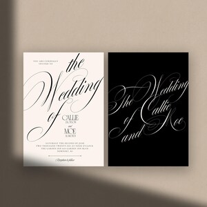 K&ouml;nnte beinhalten: Zwei rechteckige Hochzeitseinladungskarten mit schwarzem Text auf wei&szlig;em Hintergrund und wei&szlig;em Text auf schwarzem Hintergrund. Die Karten zeigen eine elegante Schreibschrift mit dem Text The Wedding of Callie Jackson and Moe Almoudi.