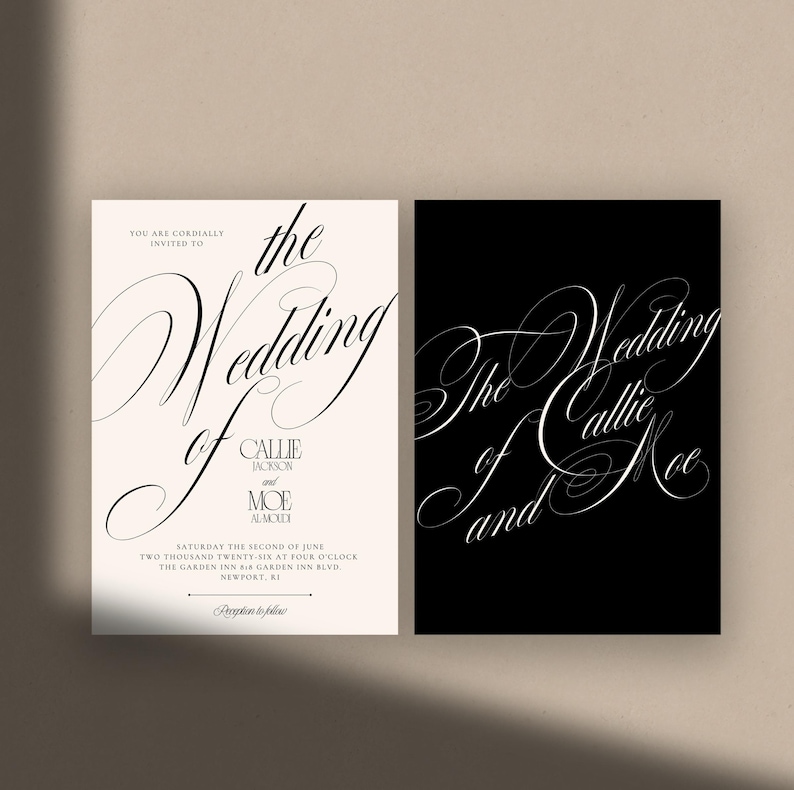 K&ouml;nnte beinhalten: Zwei rechteckige Hochzeitseinladungskarten mit schwarzem Text auf wei&szlig;em Hintergrund und wei&szlig;em Text auf schwarzem Hintergrund. Die Karten zeigen eine elegante Schreibschrift mit dem Text The Wedding of Callie Jackson and Moe Almoudi.