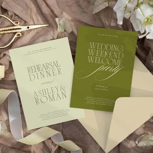 Pode incluir: Dois cart&otilde;es de convite de casamento. Um &eacute; verde claro com o texto "Rehearsal Dinner". O outro &eacute; verde oliva com o texto "Wedding Weekend Welcome Party". Ambos cart&otilde;es est&atilde;o em um envelope.