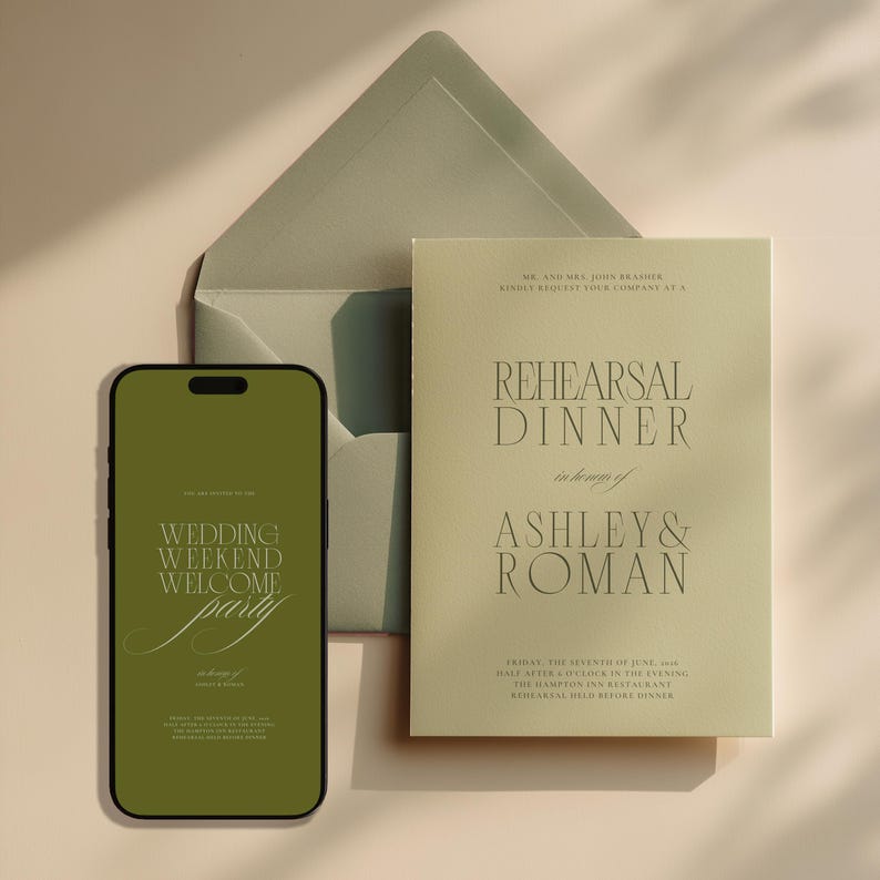 Pode incluir: Um conjunto de smartphone, convite e envelope verde-oliva. O convite diz "Rehearsal Dinner in the names of Ashley & Roman". O telefone mostra "Wedding Weekend Welcome Party". O conjunto est&aacute; em um fundo neutro.