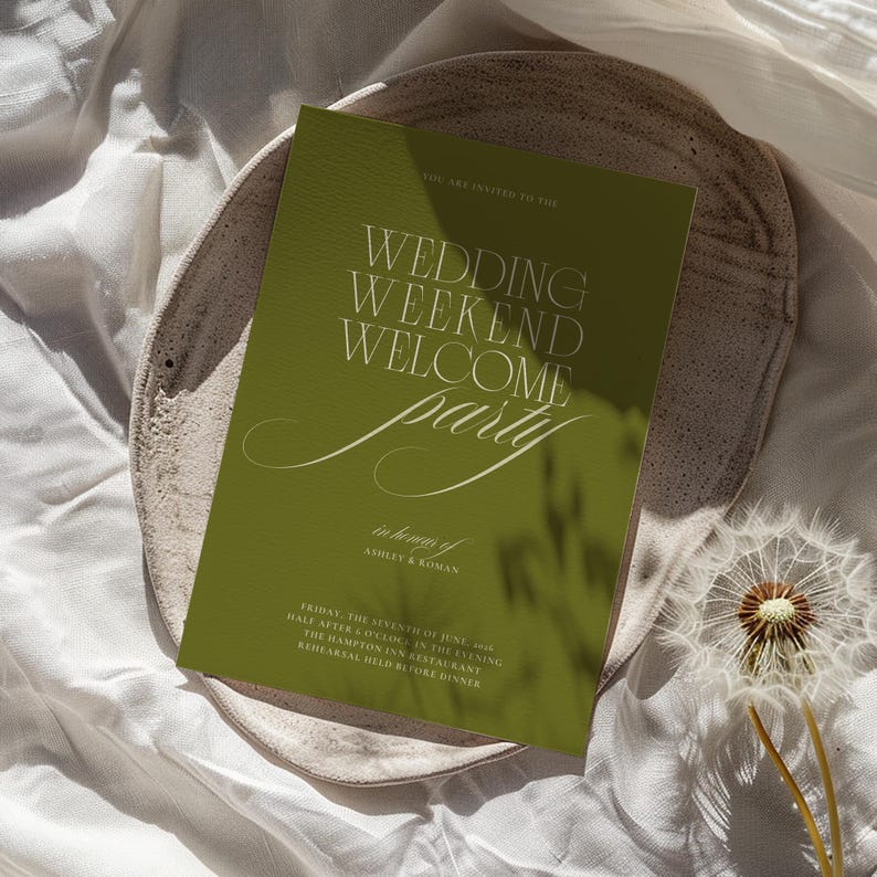 Pode incluir: Um convite de casamento verde com o texto "WEDDING WEEKEND WELCOME party" em elegante escrita branca. O convite est&aacute; sobre um prato de tons neutros, com um dente-de-le&atilde;o no fundo. O convite inclui os nomes Ashley & Koman e detalhes do evento.