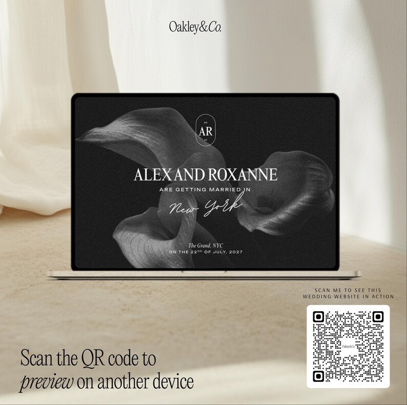 Może przedstawiać: Ekran laptopa wyświetla stronę ślubną Alexa i Roxanne z czarno-białą grafiką lilii calla, napisem Oakley&Co. oraz szczeg&oacute;łami wydarzenia w Nowym Jorku 22 lipca 2027 roku. Kod QR umożliwia podgląd strony na innym urządzeniu.
