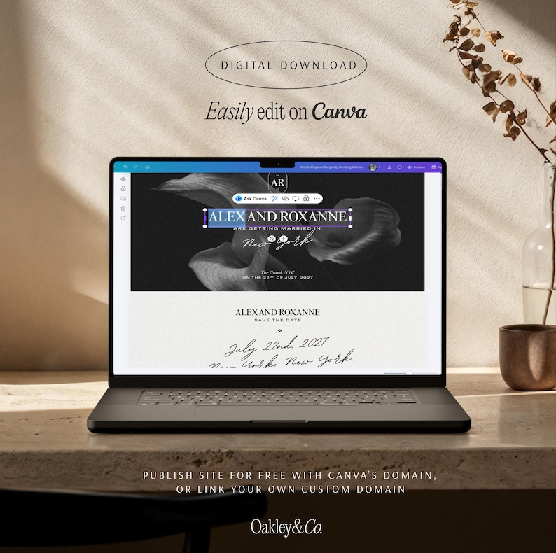 Może przedstawiać: Laptop wyświetlający cyfrowy szablon zaproszenia ślubnego z tekstem "ALEX AND ROXANNE" oraz "SAVE THE DATE". Ekran pokazuje narzędzia do edycji, a nad laptopem widnieje tekst "DIGITAL DOWNLOAD" oraz "Easily edit on Canva".