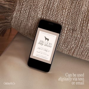 Puede incluir: Un smartphone muestra una invitaci&oacute;n a un baby shower con una ilustraci&oacute;n de un caballo. La invitaci&oacute;n presenta rayas verticales marrones y crema, con el texto "Erin Cooks baby shower" y "Erin & Baby C". El tel&eacute;fono est&aacute; sobre una superficie clara.