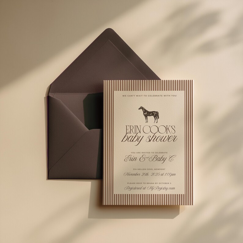 Puede incluir: Invitaci&oacute;n a un baby shower con una ilustraci&oacute;n de un caballo. La invitaci&oacute;n tiene un fondo crema con rayas verticales marrones y el texto "Erin Cooks baby shower". Un sobre gris oscuro est&aacute; detr&aacute;s de la invitaci&oacute;n.
