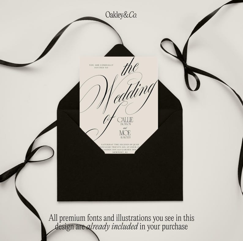 K&ouml;nnte beinhalten: Eine cremefarbene Hochzeitseinladungskarte mit schwarzer Schreibschrift und Serifentypografie, die in einem schwarzen Umschlag steckt. Der Text lautet oben Oakley&Co., gefolgt von der Hochzeit von Callie Jackson und Moe Almodi am zweiten Juni.