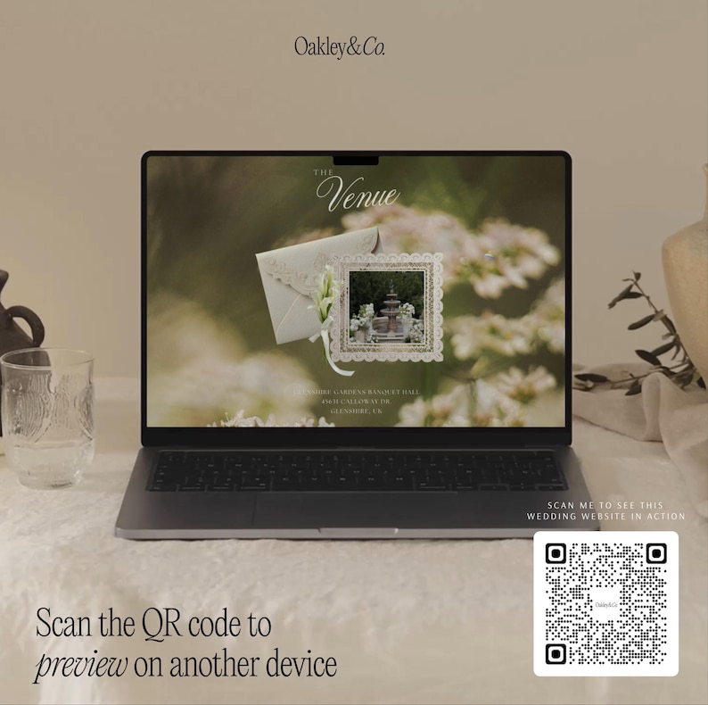 Pode incluir: Um port&aacute;til exibe um site intitulado The Venue com um envelope e uma foto emoldurada de uma fonte. O ecr&atilde; mostra texto incluindo Oakley&Co, Sunshine Gardens Banquet Hall e uma morada. Um c&oacute;digo QR &eacute; vis&iacute;vel no canto inferior direito.