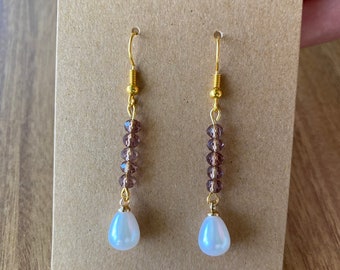 boucles d'oreilles pendantes violet clair et perles dorées
