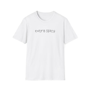 Op de afbeelding: Wit T-shirt met de tekst "extra spicy" in zwart, gecentreerd op de voorkant. Het shirt heeft korte mouwen en een ronde hals. Een casual kledingstuk voor dagelijks gebruik.