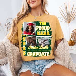Pode incluir: Camiseta amarelo mostarda com um gr&aacute;fico verde e branco que diz "THE PROUD NANA" com as palavras "LOUDER AND PROUDER" abaixo. A camisa inclui fotos e o texto "CLASS OF 2025" e "Jessica Smith NEW YORK HIGH SCHOOL GRADUATE."