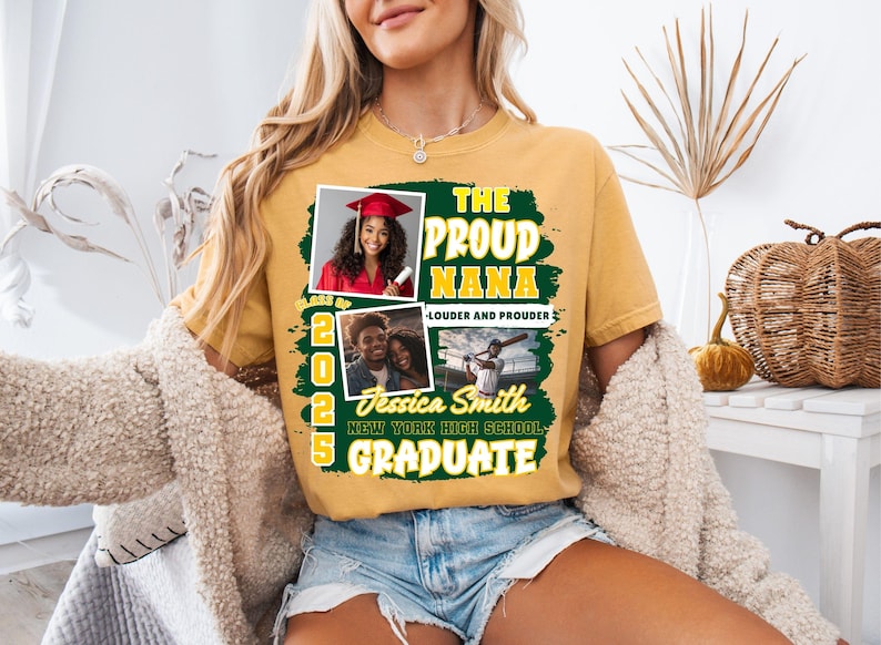 Pode incluir: Camiseta amarelo mostarda com um gr&aacute;fico verde e branco que diz "THE PROUD NANA" com as palavras "LOUDER AND PROUDER" abaixo. A camisa inclui fotos e o texto "CLASS OF 2025" e "Jessica Smith NEW YORK HIGH SCHOOL GRADUATE."