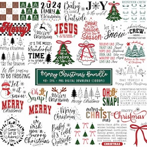Pu&ograve; includere: Un pacchetto di download digitale di 40 file SVG e PNG a tema natalizio. I design presentano varie frasi legate al Natale, tra cui "Buon Natale", "Che nevichi", "Piccolo fa freddo fuori" e "Oh, ecco!" I design sono in rosso, verde e nero su sfondo bianco.