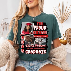 Pode incluir: T-shirt verde escuro com um gr&aacute;fico que diz "THE PROUD SQUAD" em vermelho e preto. A camisa apresenta duas inser&ccedil;&otilde;es de fotos e o texto "CLASS OF 2025" e "EMMA JOHNSON TEXAS HIGH SCHOOL GRADUATE".