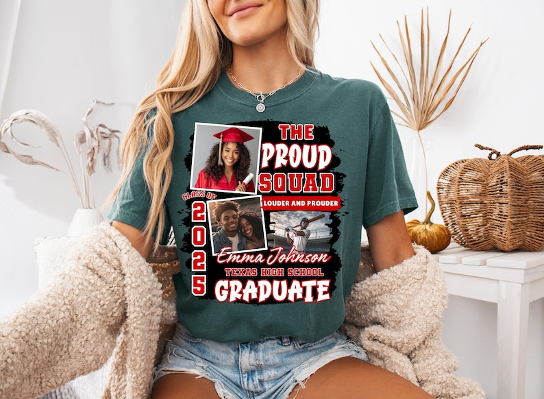 Pode incluir: T-shirt verde escuro com um gr&aacute;fico que diz "THE PROUD SQUAD" em vermelho e preto. A camisa apresenta duas inser&ccedil;&otilde;es de fotos e o texto "CLASS OF 2025" e "EMMA JOHNSON TEXAS HIGH SCHOOL GRADUATE".