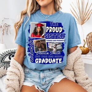 Pode incluir: Camiseta azul clara com o texto "THE PROUD SISTER" e fotos de uma graduada. A camiseta tamb&eacute;m inclui o nome da graduada, a escola e o ano de 2025. Um &oacute;timo presente para a formatura.