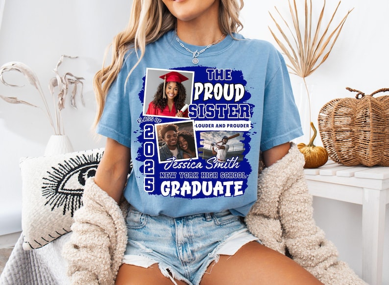 Pode incluir: Camiseta azul clara com o texto "THE PROUD SISTER" e fotos de uma graduada. A camiseta tamb&eacute;m inclui o nome da graduada, a escola e o ano de 2025. Um &oacute;timo presente para a formatura.