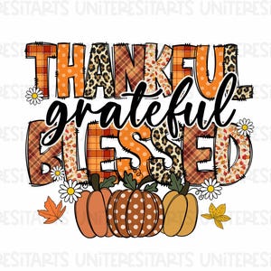 K&ouml;nnte beinhalten: Eine Grafik zum Thema Thanksgiving mit den Worten "Thankful Grateful Blessed" in Patchwork-Stil mit Karomuster, Leopardenmuster und Tupfenmuster. Die Grafik zeigt auch drei K&uuml;rbisse mit orangefarbenen, braunen und wei&szlig;en Tupfenmustern.