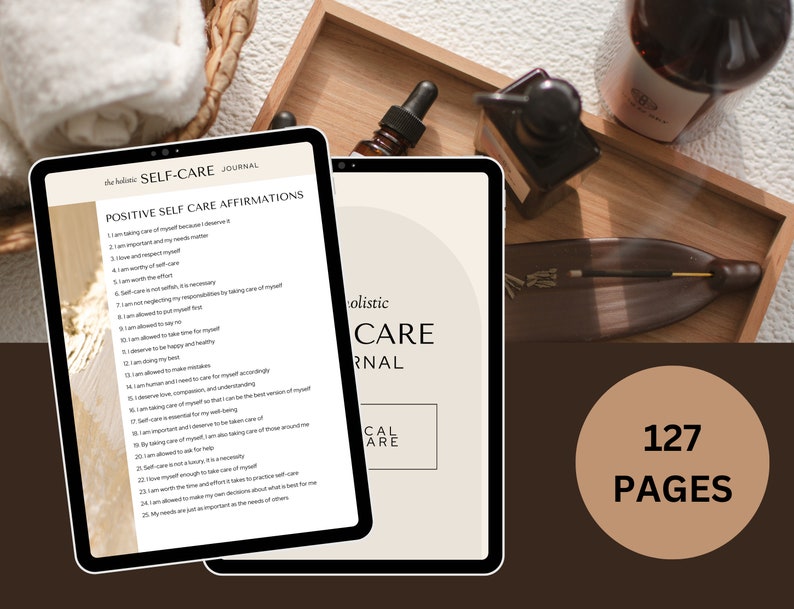 Peut inclure: Une tablette num&eacute;rique affichant un journal de soins personnels avec 127 pages d'affirmations positives. La tablette est pos&eacute;e sur un plateau en bois avec des flacons d'huiles essentielles et de l'encens.