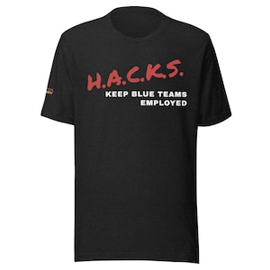Könnte beinhalten: Ein schwarzes kurzärmeliges T-Shirt mit dem roten Schriftzug H.A.C.K.S. über dem weißen Text KEEP BLUE TEAMS EMPLOYED. Ein kleines Logo mit rotem, gelbem und schwarzem Text ist auf dem linken Ärmel sichtbar. Das T-Shirt hat einen Rundhalsausschnitt.