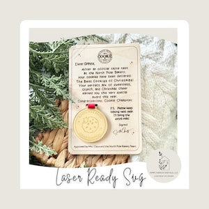 Op de afbeelding: Een houten plaquette met een goudkleurige cookie kampioen medaille. De plaquette heeft de tekst "Dear Grayce, The Best Cookies of Christmas!" en is gesigneerd door de Kerstman. De woorden "Laser Ready SVG" staan onderaan.