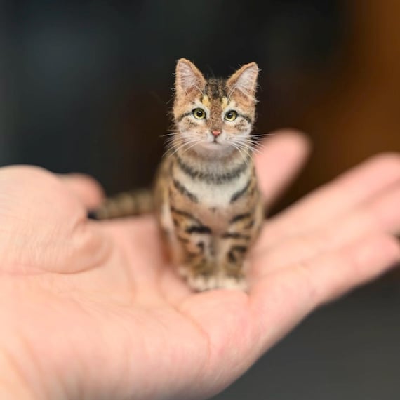 Custom Needle Felted Cat Figurine – Personalized Wool Cat Sculpture, Pet Loss Memorial Keepsake