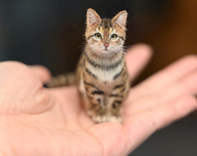 Custom Needle Felted Cat Figurine – Personalized Wool Pet Memorial Sculpture, Cat Loss Sympathy Gift
