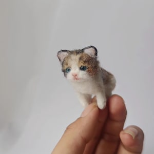 Needle Felted Cat Figurine, Handcrafted Mini Wool Cat Sculptures, Festive Cat Collectibles, Adorable Christmas Gifts for Pet Lovers