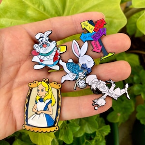 Conjunto de 5 pines de esmalte duro Alicia en el país de las maravillas - Pines inspirados en el cuento clásico