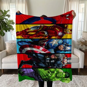 Può includere: Una coperta in pile colorata con un collage di personaggi di supereroi, tra cui Spider-Man, Iron Man, Captain America, Thor e Hulk. La coperta è realizzata in pile morbido e confortevole, perfetta per coccolarsi sul divano.