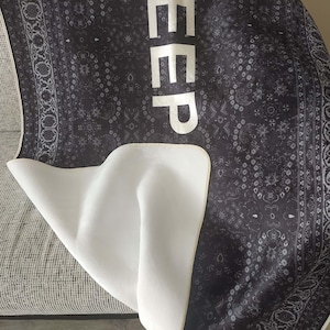 K&ouml;nnte beinhalten: Schwarz-wei&szlig;er Teppich mit Muster und dem Wort "DEEP" in Wei&szlig; auf der Oberseite. Der Teppich hat eine wei&szlig;e R&uuml;ckseite.