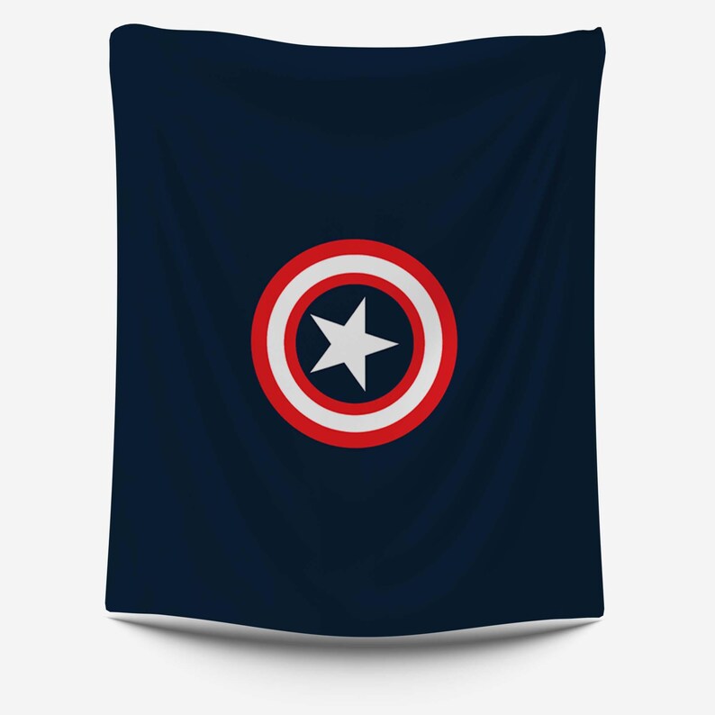 K&ouml;nnte beinhalten: Ein dunkelblaues Kissen mit einem roten, wei&szlig;en und blauen Kreisdesign mit einem wei&szlig;en Stern in der Mitte.