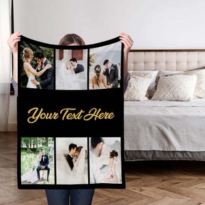 K&ouml;nnte beinhalten: Schwarz-wei&szlig; Foto-Collage-Decke mit Hochzeitsfotos eines Paares. Die Decke hat einen schwarzen Hintergrund mit einer goldenen Aufschrift "Your Text Here".