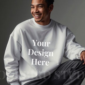 GILDAN 18000 Mockup girocollo bianco, Felpa girocollo G180 Mock up, Modello maglione maschile Mockup, Uomo Gildan 1800 g18 Maglione bianco Mock up