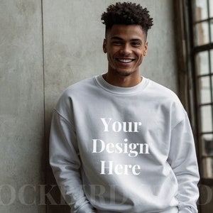 GILDAN 18000 Mockup girocollo bianco, Felpa girocollo G180 Mock up, Modello maglione maschile Mockup, Uomo Gildan 1800 g18 Maglione bianco Mock up