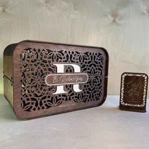 Personalisierte Hochzeitskarte Box mit Schlitz, rustikale Hochzeitsgeschenkbox, kundenspezifische hölzerne Kartenbox, personalisiertes Hochzeitsgeschenk, Boho Hochzeitsdeko