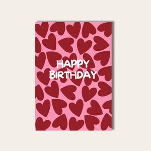 Könnte beinhalten: Rechteckige Geburtstagskarte mit rosa Hintergrund und dunkelroten Herzen. Die Worte "HAPPY BIRTHDAY" sind in großer, weißer, serifenloser Schrift mittig platziert. Das Design der Karte ist schlicht, aber festlich.
