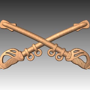 Puede incluir: Un par de espadas de bronce cruzadas con mangos ornamentados. Las espadas son un símbolo del servicio militar y a menudo se utilizan como elemento decorativo.