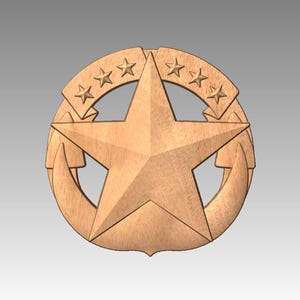 Puede incluir: Una estrella de cinco puntas de madera con un círculo de estrellas a su alrededor. La estrella está rodeada por dos anclas, y todo el diseño está sobre un fondo marrón.